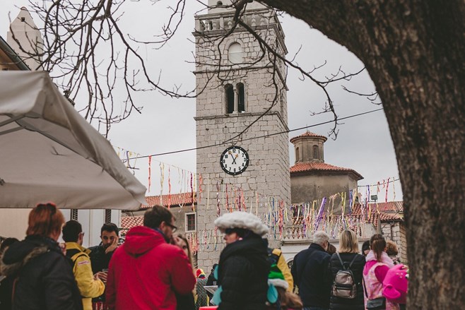 bljak fest manifestacija tradicija gastronomija karneval mesopust placa zvonik omišalj otok kvarner