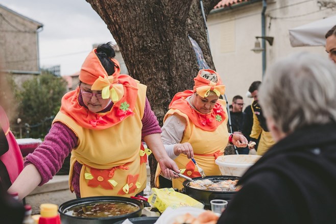 bljak fest poderane gaće manifestacija gastronomija tradicija karneval mesopust placa omišalj otok krk kvarner