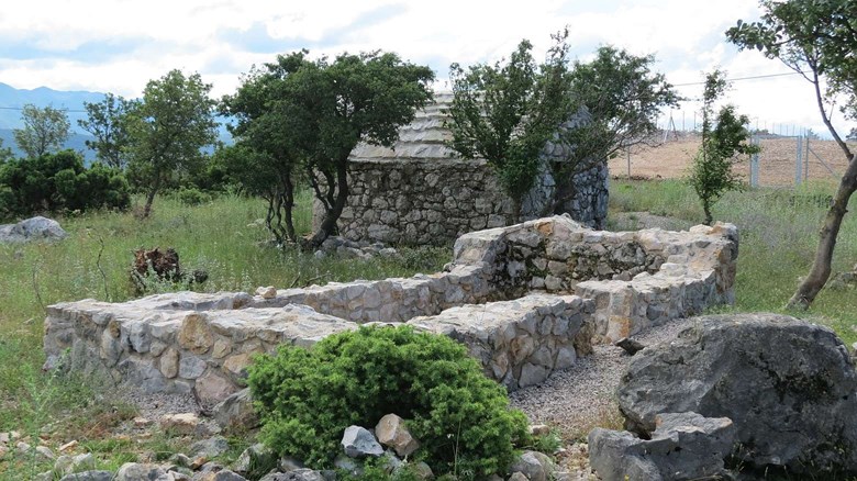 Konzervirani arheološki ostaci neidentificirane građevine