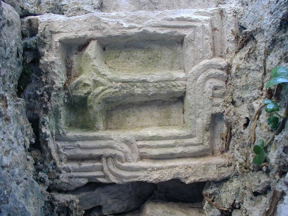 Ljiljan, detalj iz doba predromanike, reupotrebljeni i uzidan u prozorčić na apsidi