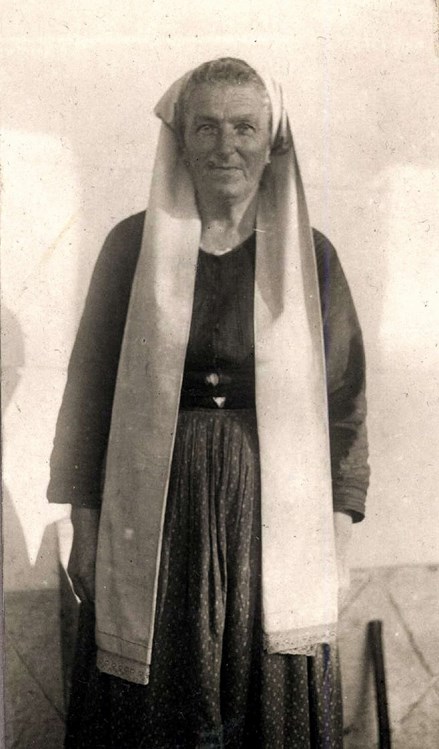Omišalj, žena u žalosti, između dva svjetska rata, snimio M. Gavazzi