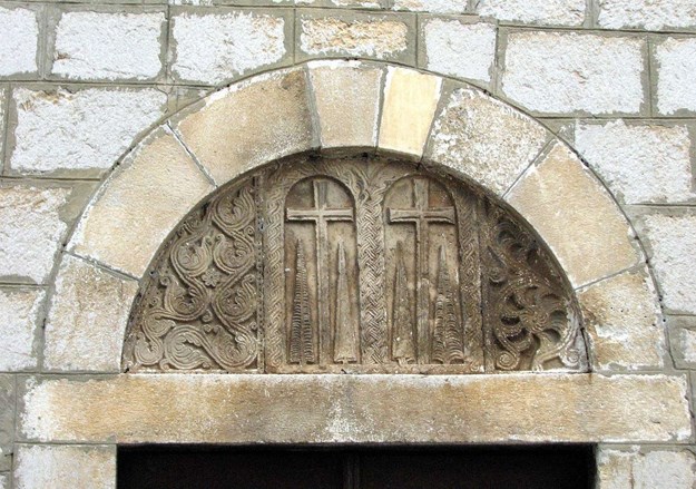 Rozeta, kružni prozor iznad glavnog ulaza, djelo meštra Sinoge ugrađena 1405. godine