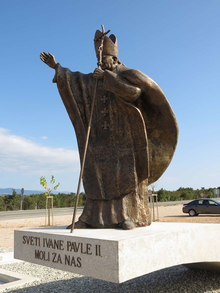 Spomenik papi Ivanu Pavlu II. na ulazu u Omišalj