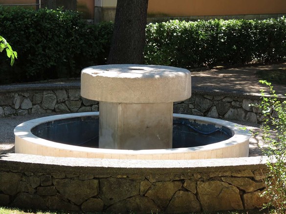 Žrno – mlinski kamen iz uljare kao dio fontane