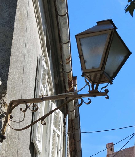 Feral – stara svjetiljka u ulici Klančina