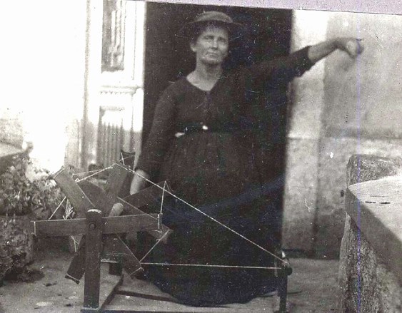 Omišalj, ženska nošnja pri radu, između dva svjetska rata, snimio M. Gavazzi