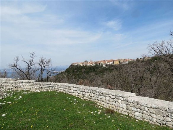 Utvrda Fortičina kaštel krčkih knezova frankopana Omišalj otok Krk Kvarner